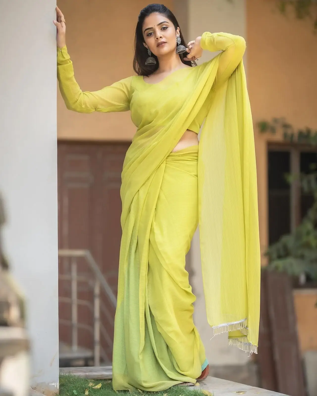 INDIAN TV ANCHOR SREEMUKHI STILLS IN TRADITIONAL GREEN SAREE 6